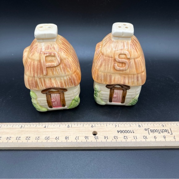 Thatched Roof Cottage Salt And Pepper Shackers - Picture 7 of 8